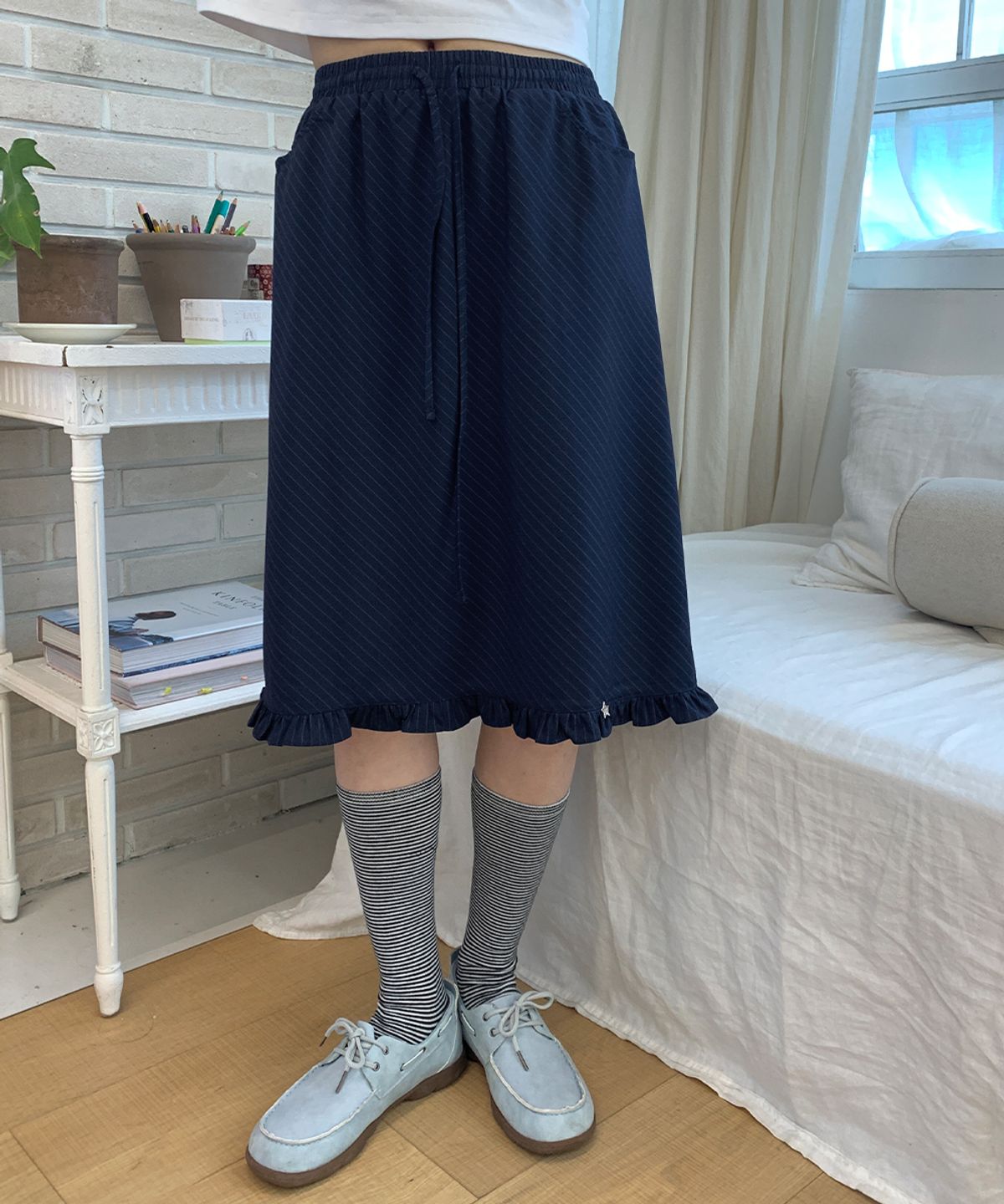 론론(RONRON) STRIPE FRILL STAR CHARM MIDI SKIRT NAVY