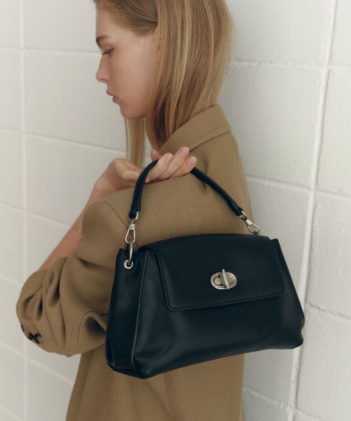 질스튜어트액세서리(JILLSTUART ACC) [AUBE] 가죽 오브 장식 크로스백 S 2color