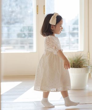 꽃잎이 흩날리는 나무 아래 눈부신 너 - 아기 여름원피스