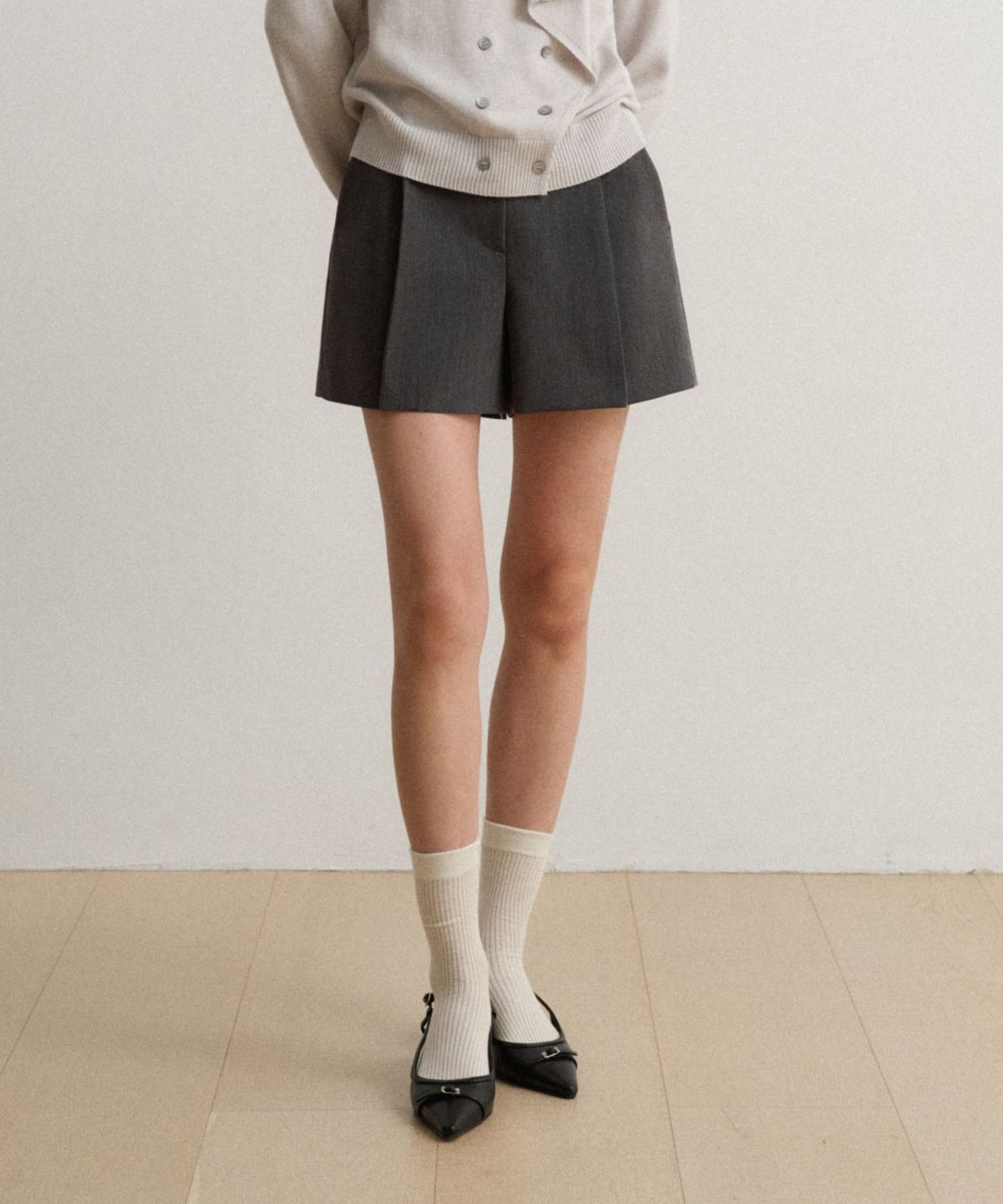 토와브(TOWAV) CECI PINTUCK SHORTS_CHARCOAL
