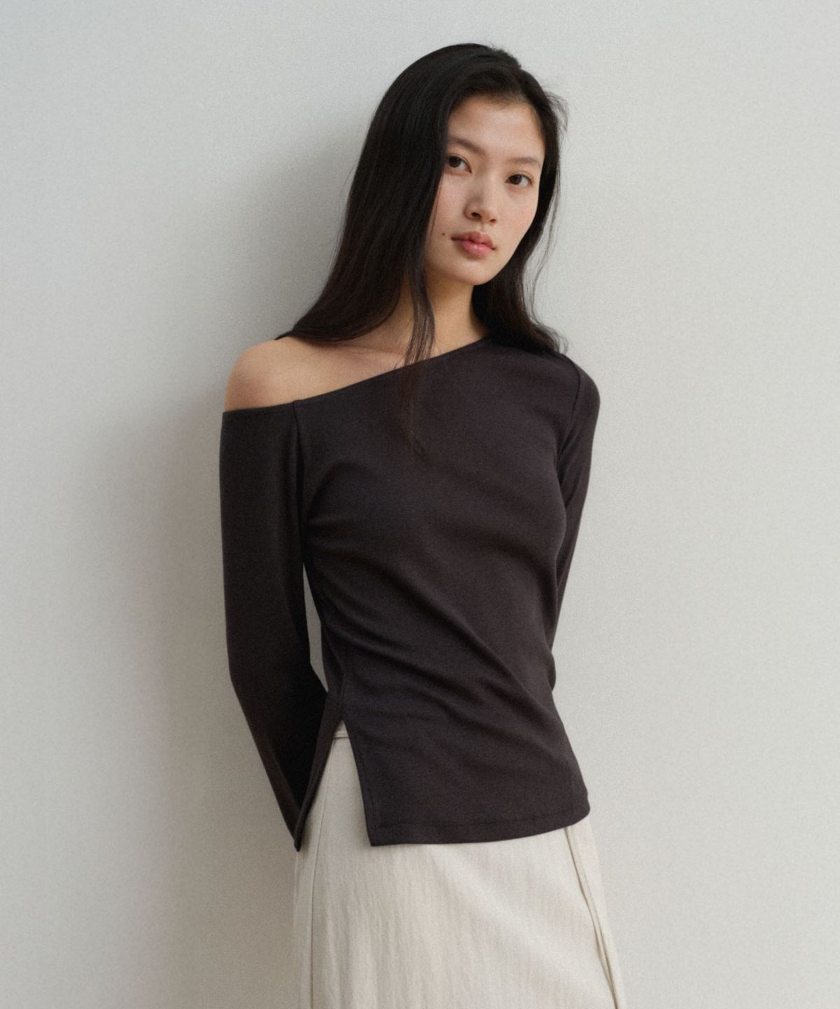 토와브(TOWAV) YAN OFF SHOULDER TEE_CHARCOAL