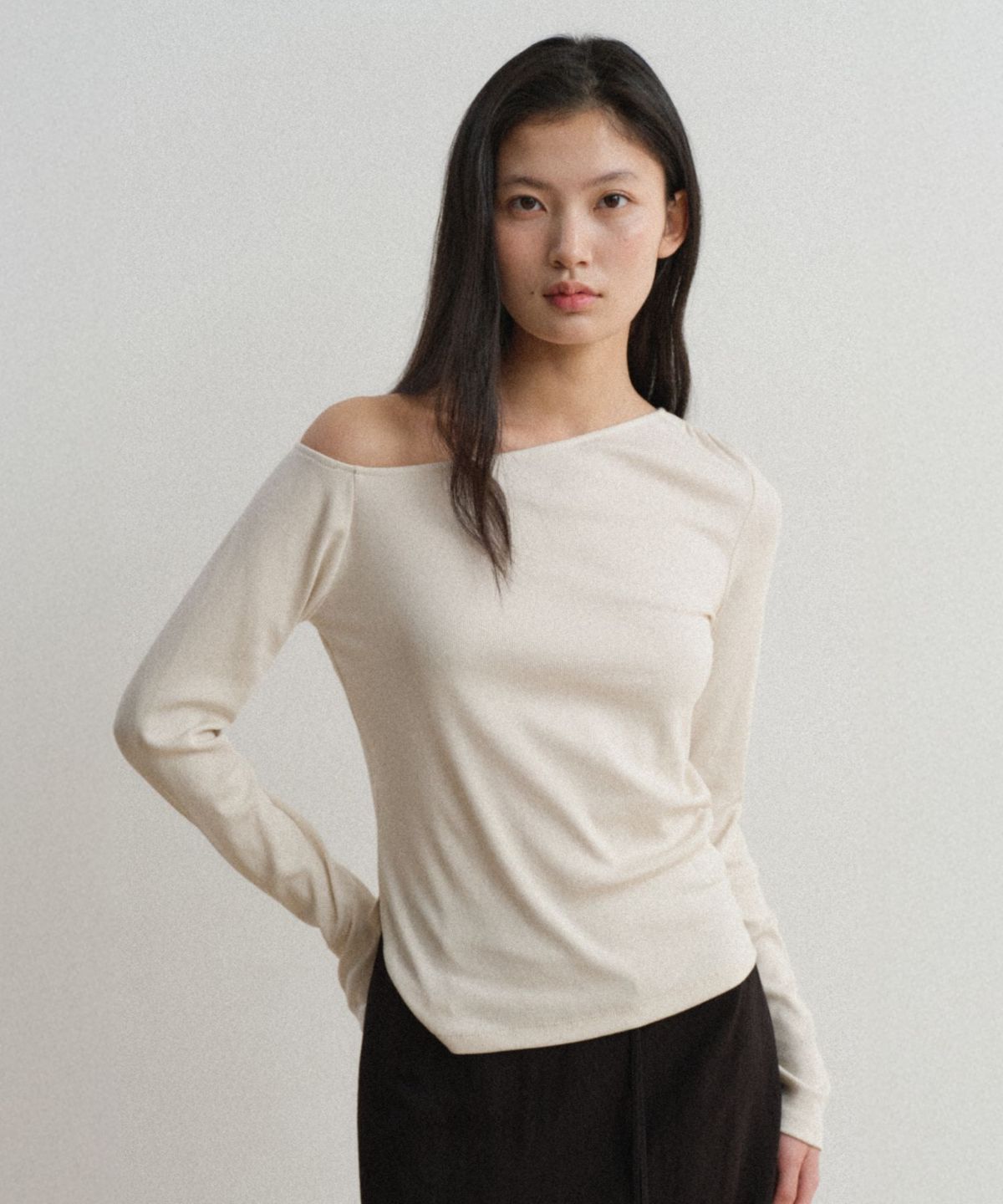 토와브(TOWAV) YAN OFF SHOULDER TEE_CREAM