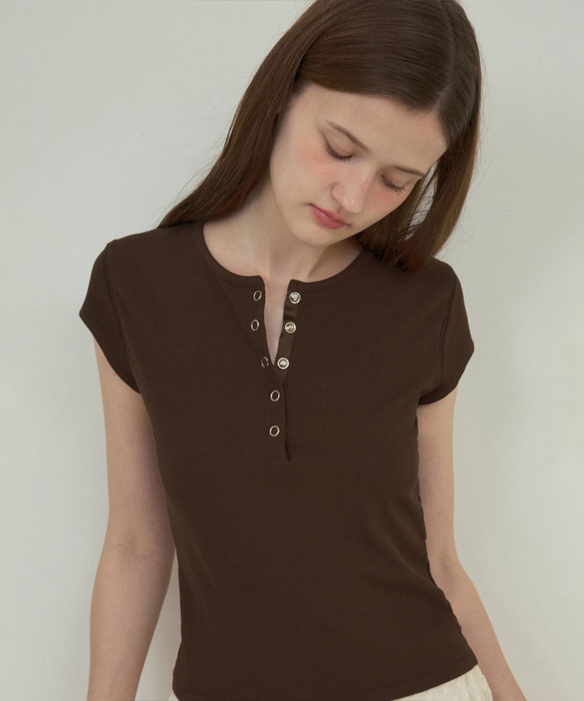아우어노스텔지아(OURNOSTALGIA) Vintage Snap henryneck t-shirt_Brown(O25-TP12)