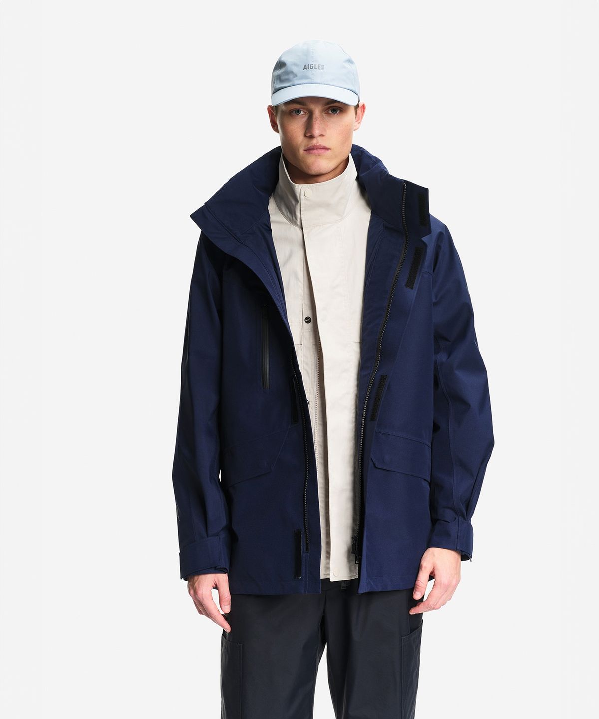 에이글(Aigle) 남성 GORE-TEX 숏 멀티포켓 후드 파카 AIS26MOUT006PEA