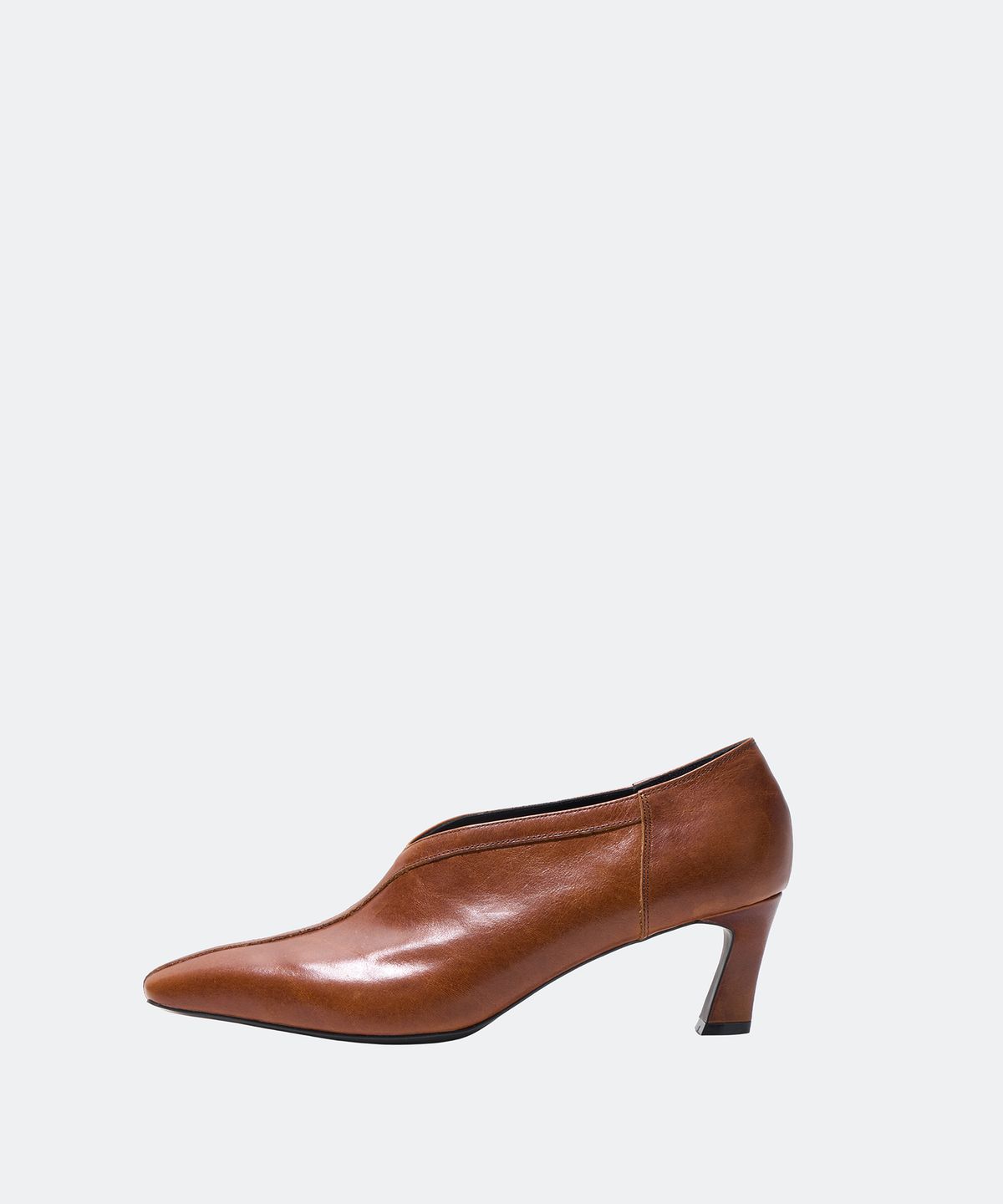 유지(YUJI) SPEAR HEEL CAMEL BROWN