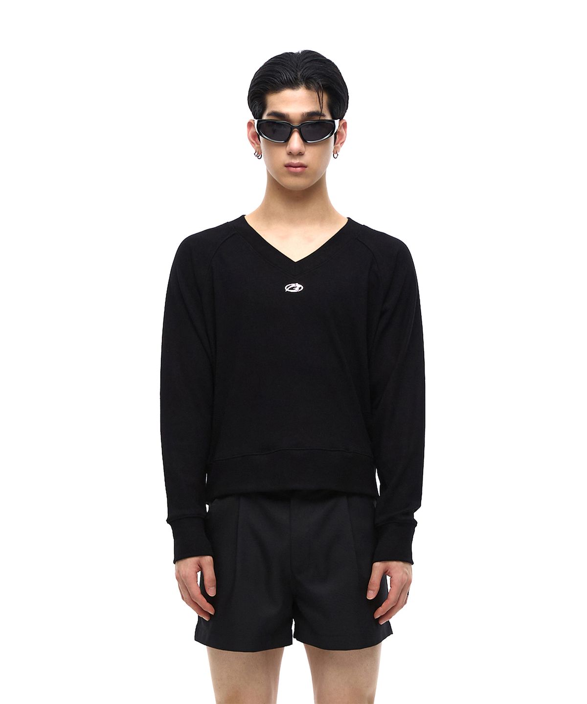 모어댄블랙(MORE THAN BLACK) LOGO V CROP KNIT