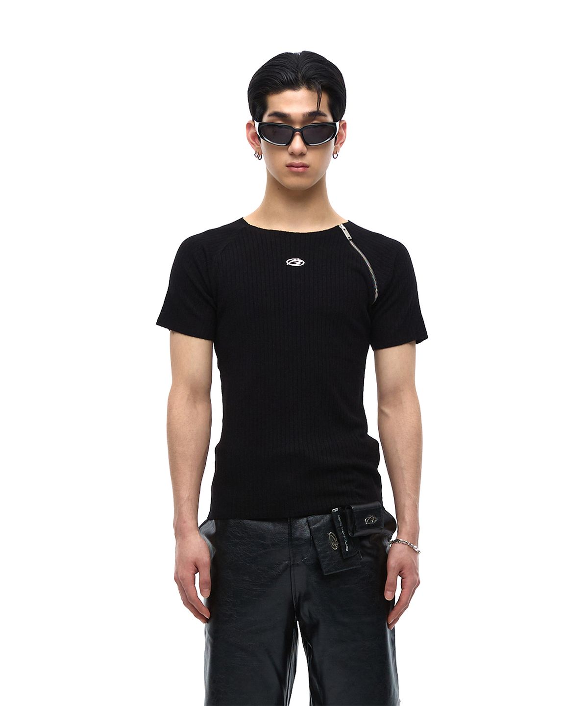 모어댄블랙(MORE THAN BLACK) LOGO ONE SIDE HALF ZIP UP KNIT