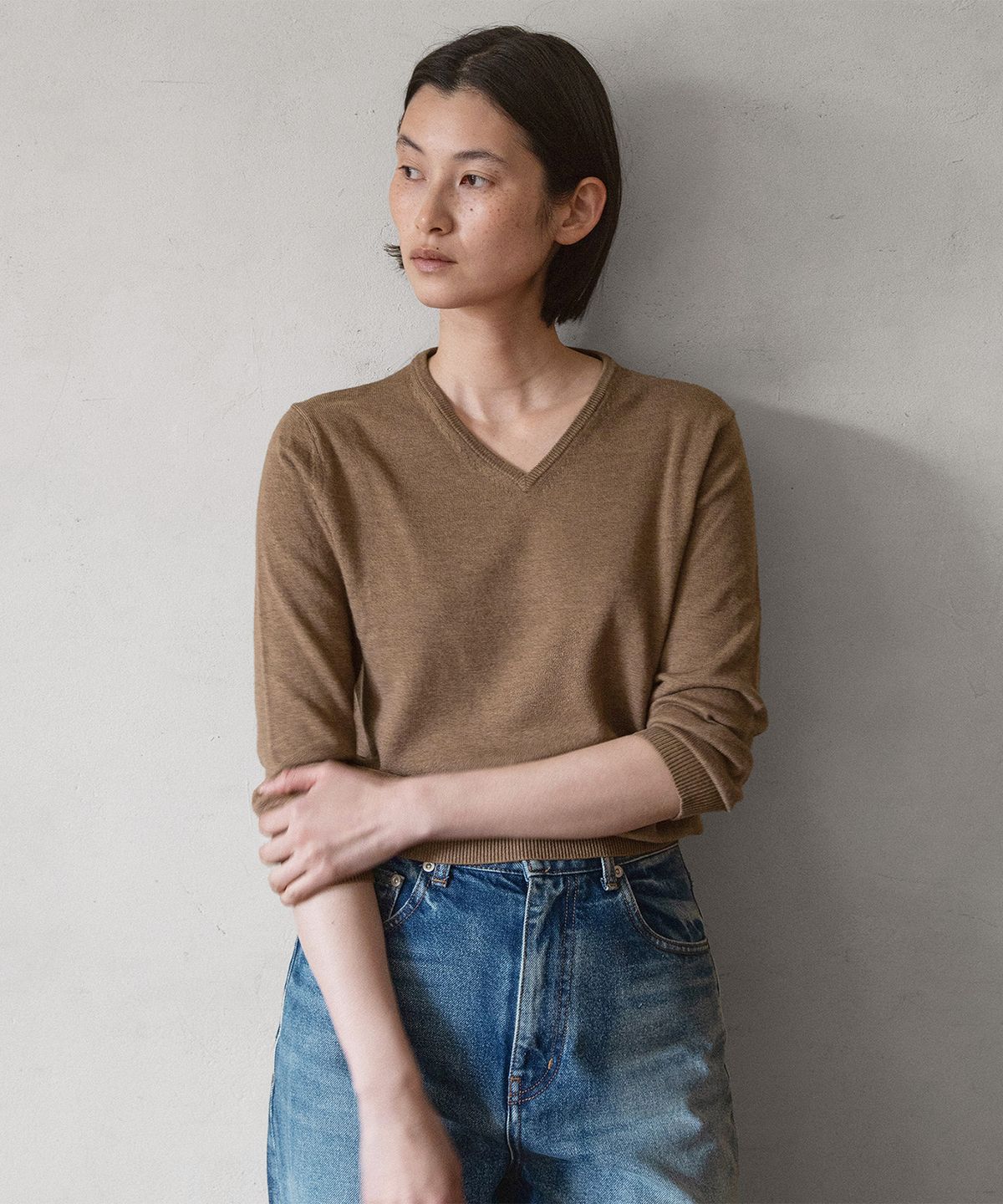 어나더오피스 우먼(ANOTHER OFFICE WOMEN) W. V-Neck Solid Knit (Light Brown)