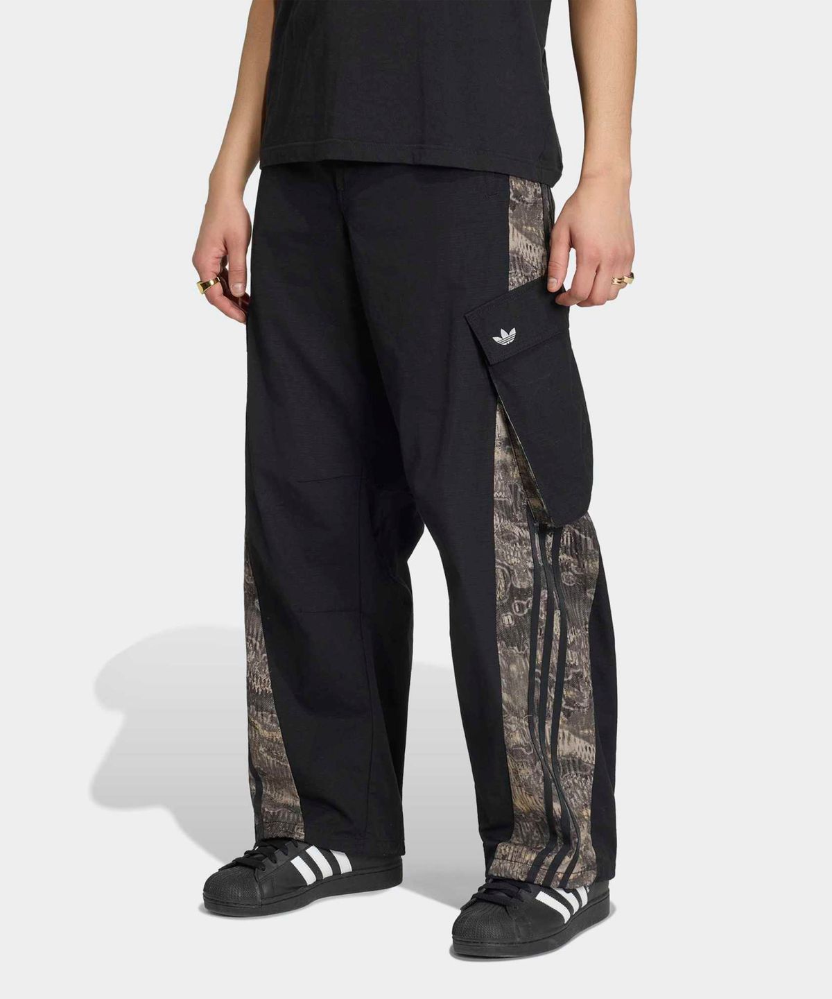 아디다스(ADIDAS) 아딜레늄 시즌 5 카고 팬츠 - 블랙 / KX4839