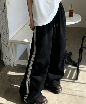 프리미엄 사이드 자수 라인 와이드 트랙 팬츠[블랙]