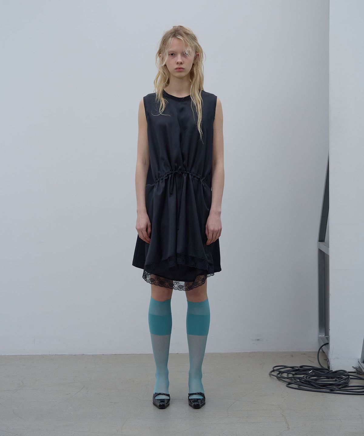 엘씨디씨티엠(LCDC™) DRAWSTRING GATHERED DRESS (BLACK)