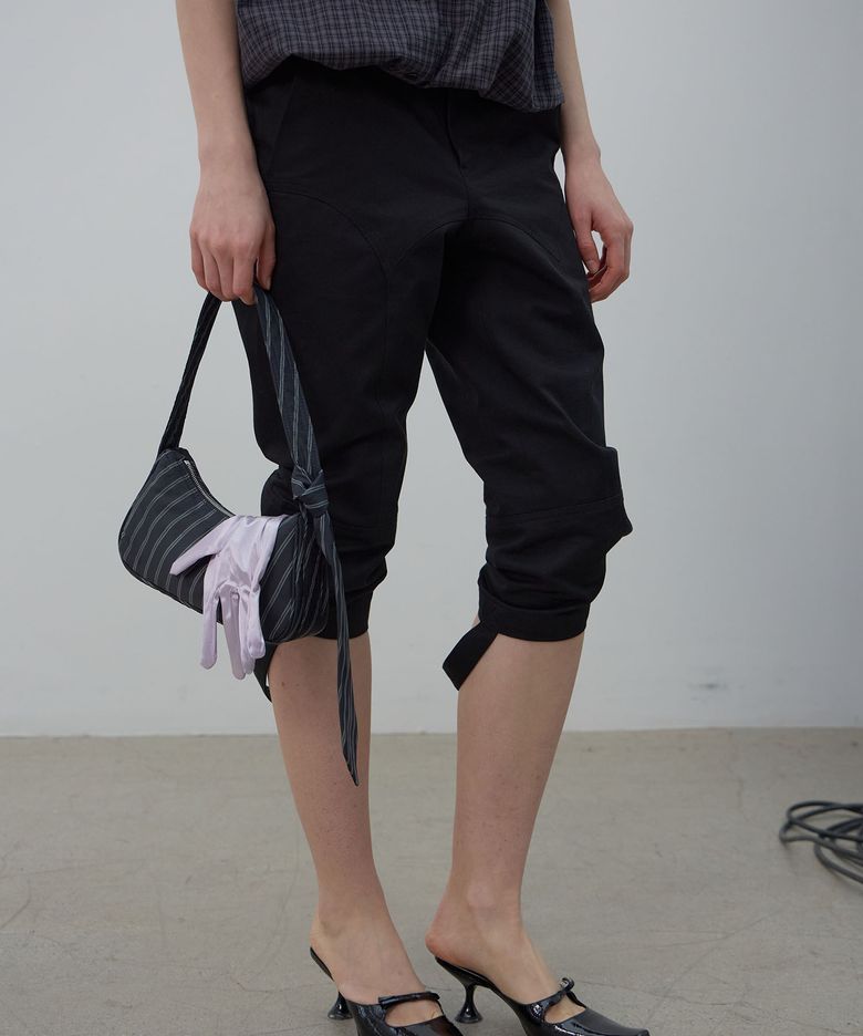 SLIM STRAP CAPRI PANTS (BLACK)
