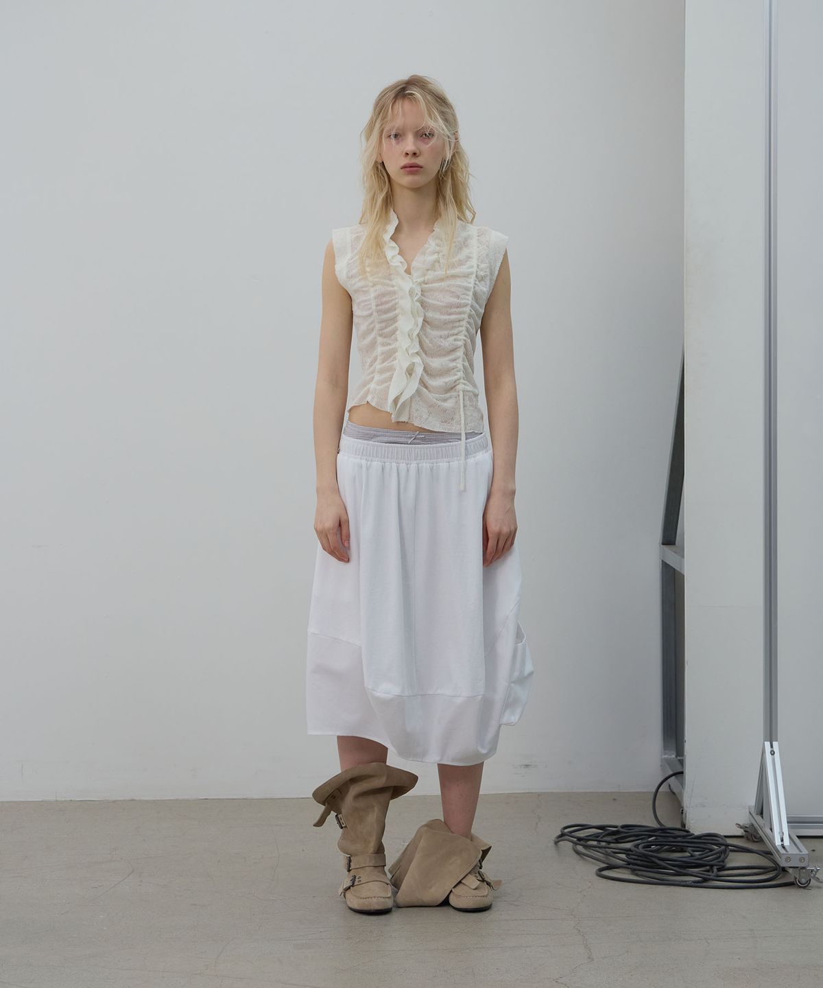 엘씨디씨티엠(LCDC™) ASYMMETRIC RUFFLE SHIRT (IVORY)