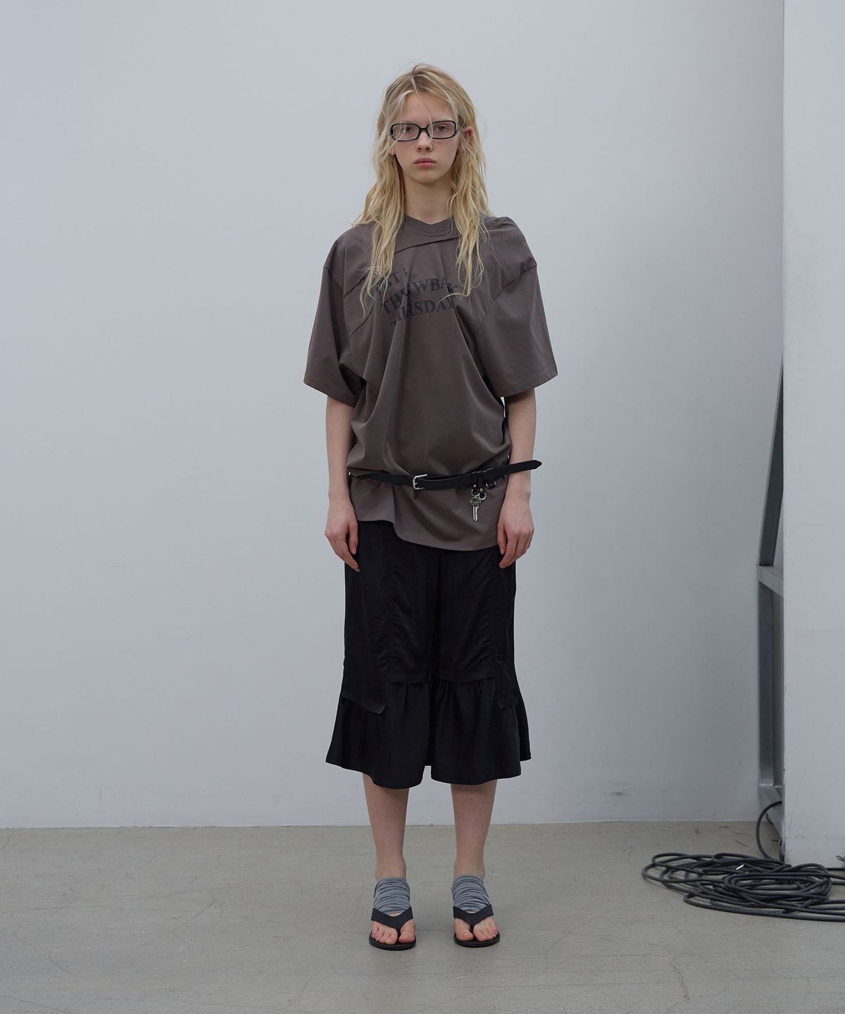 엘씨디씨티엠(LCDC™) DRAPED LETTERING PRINT T-SHIRT (BROWN)