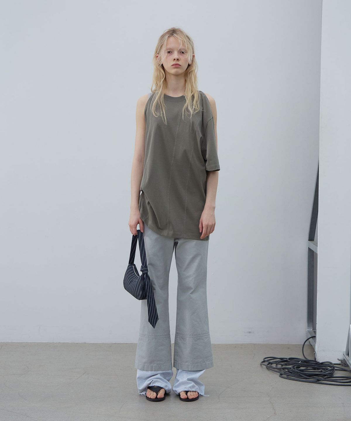 엘씨디씨티엠(LCDC™) SHOULDER SLIT TOP (KHAKI)
