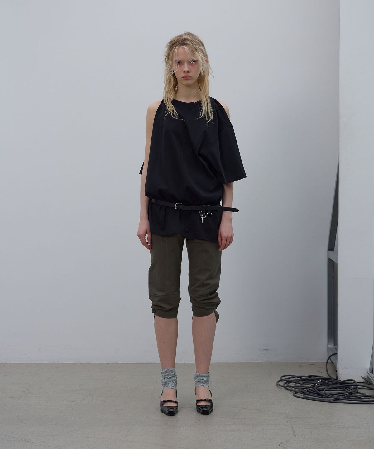 엘씨디씨티엠(LCDC™) SHOULDER SLIT TOP (BLACK)
