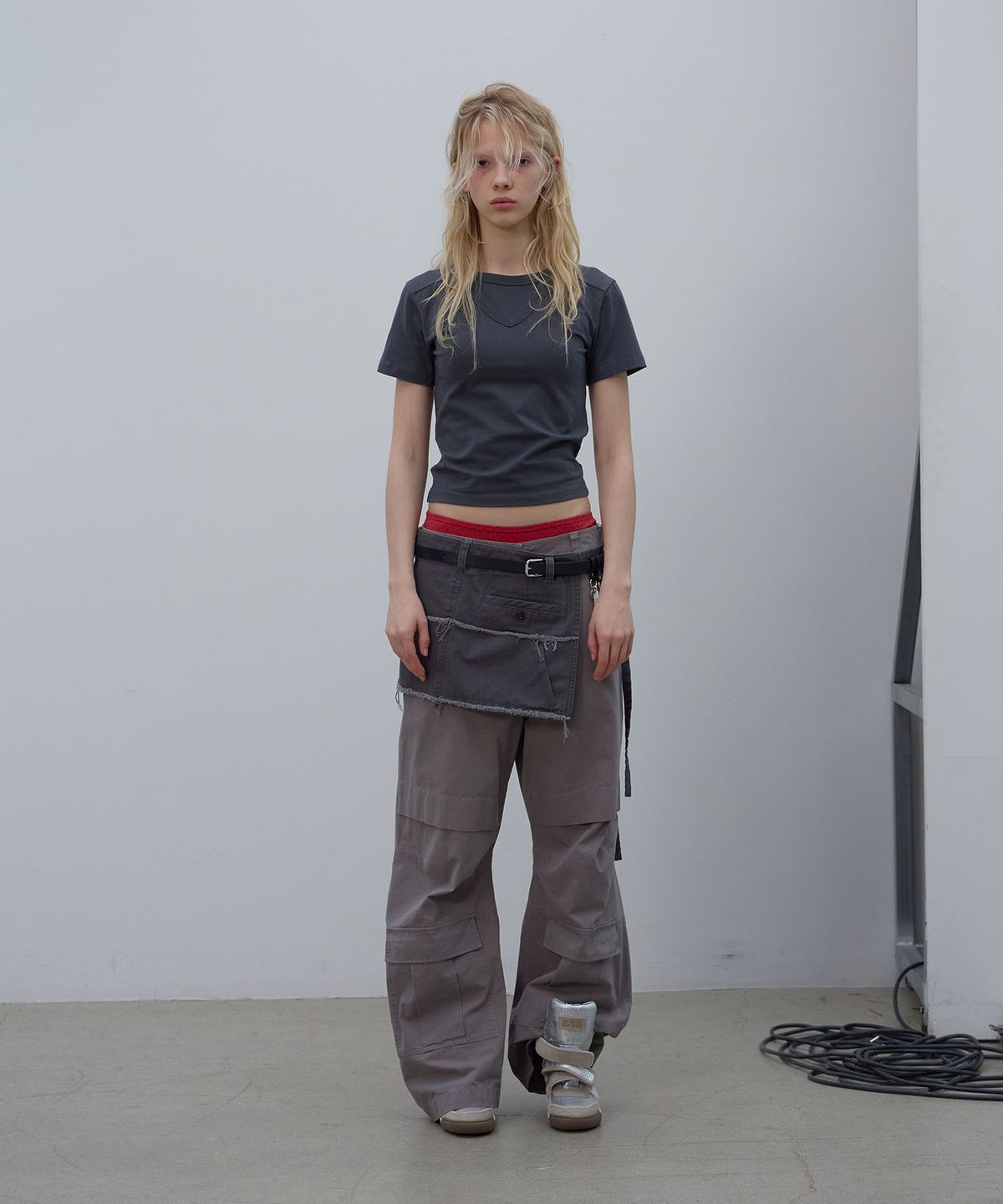 엘씨디씨티엠(LCDC™) DOUBLE LAYER V-NECK TOP (DARK GREY)