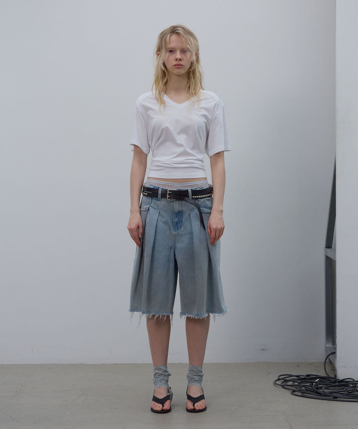 엘씨디씨티엠(LCDC™) BACK SLIT V-NECK TOP (WHITE)