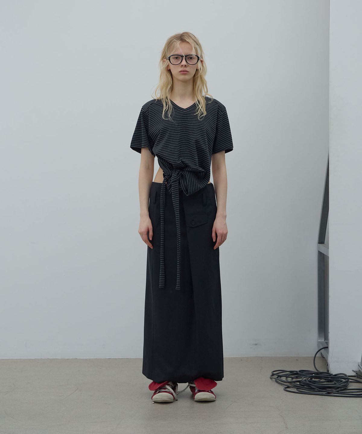 엘씨디씨티엠(LCDC™) BACK SLIT V-NECK TOP (DARK GREY)