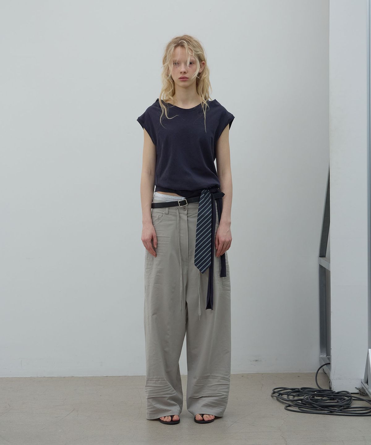 엘씨디씨티엠(LCDC™) STRAP HOODED SLEEVELESS TOP (NAVY)