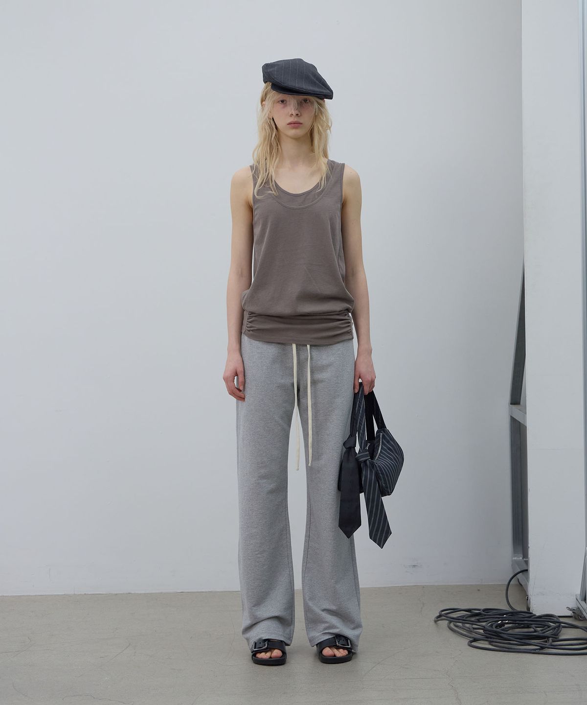 엘씨디씨티엠(LCDC™) SHAPED HEM TANK TOP (BROWN)