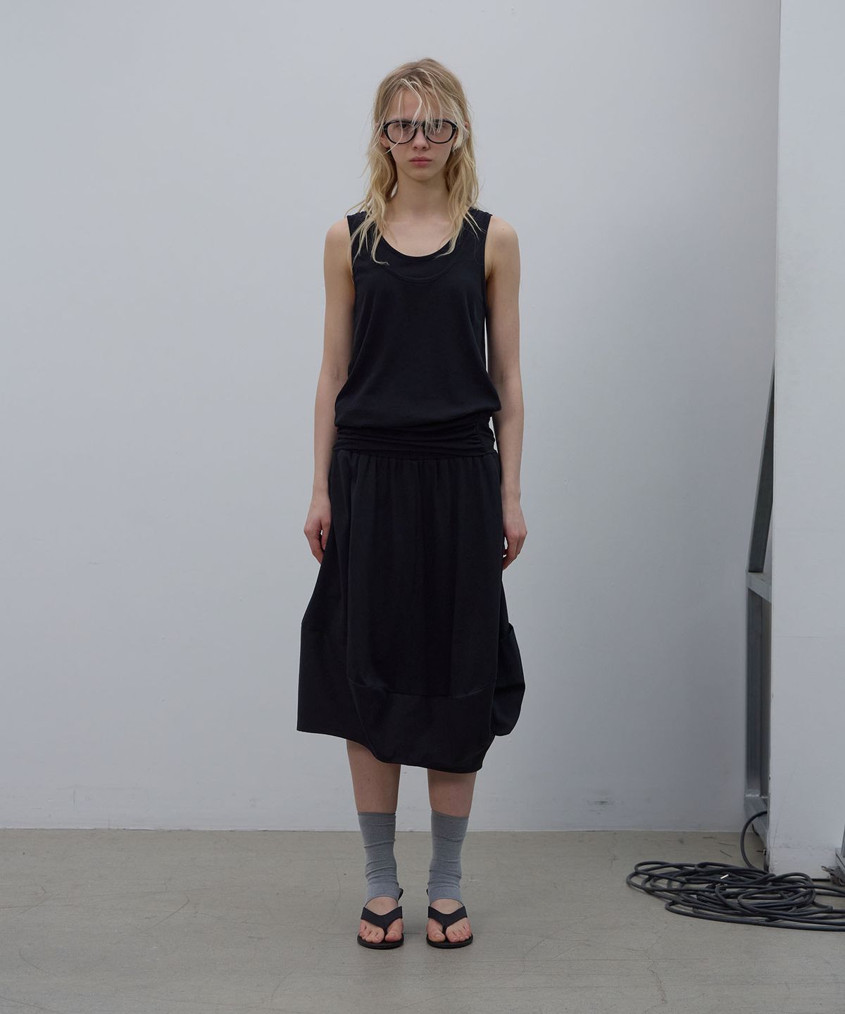 엘씨디씨티엠(LCDC™) SHAPED HEM TANK TOP (BLACK)