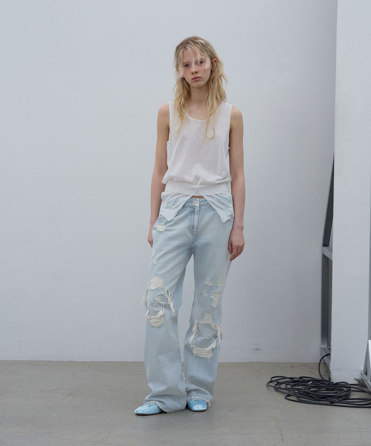 엘씨디씨티엠(LCDC™) SHEER KNIT SLEEVELESS TOP (WHITE)
