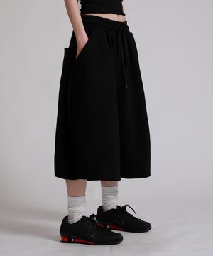 사이드 핀턱 8부 버뮤다 트레이닝 팬츠_블랙