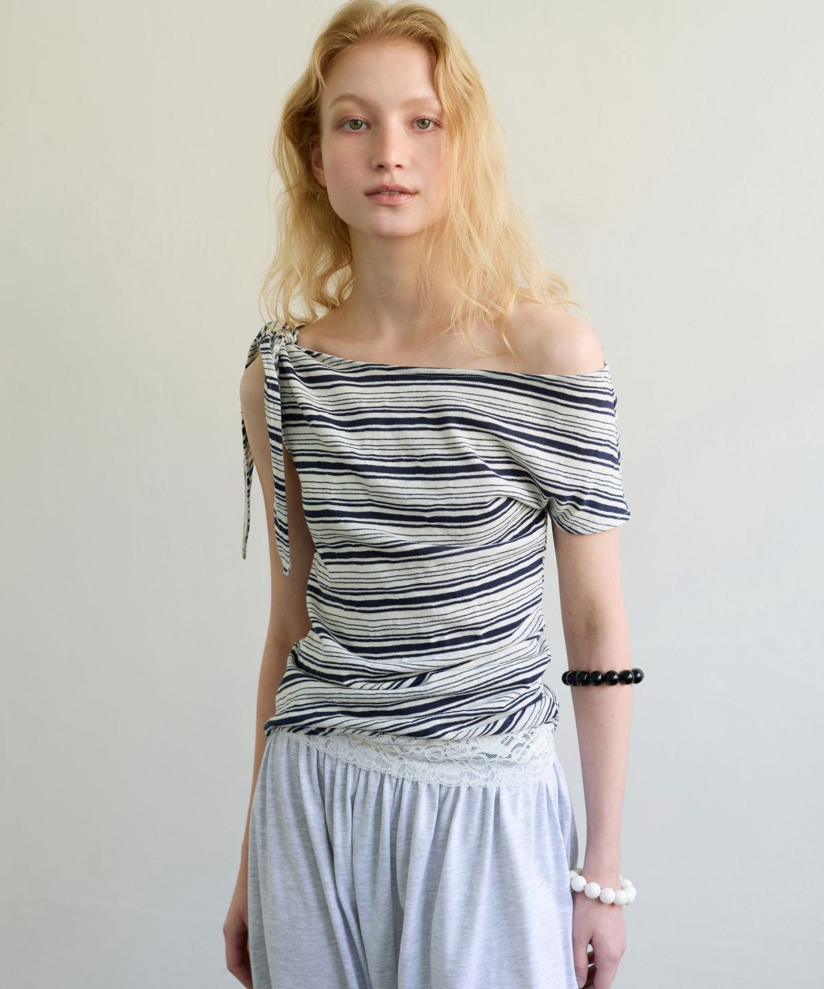 아옵트(AOPT) STRIPE ONE-SHOULDER TOP - IVORY/NAVY
