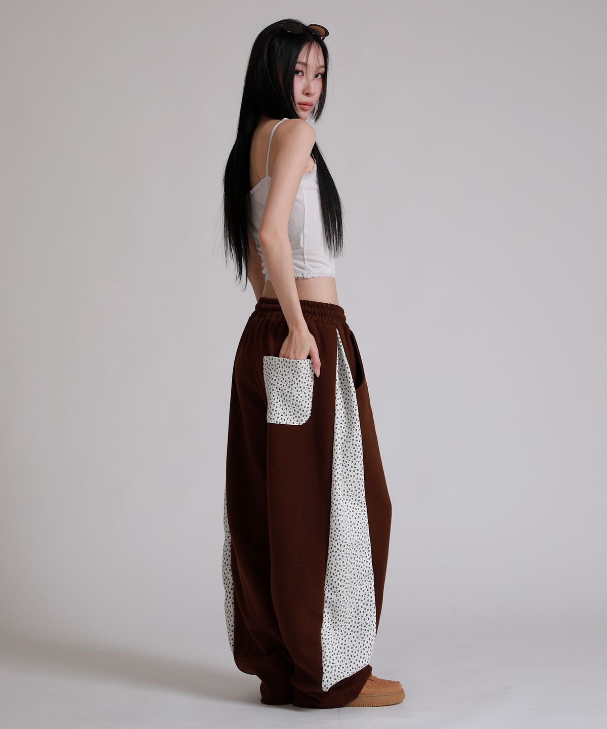 라이크더모스트(LIKE THE MOST) 투 턱 플라워 포켓 사이드 패턴 오버 팬츠_브라운