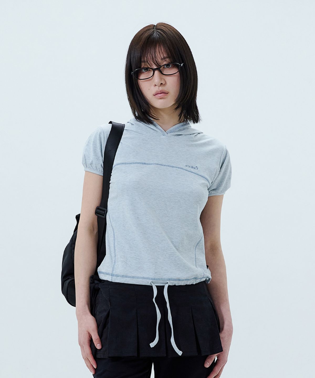 오드스튜디오(ODDSTUDIO) 퍼프 커버 스티치 크롭 후드 티셔츠 - SKY BLUE MELANGE