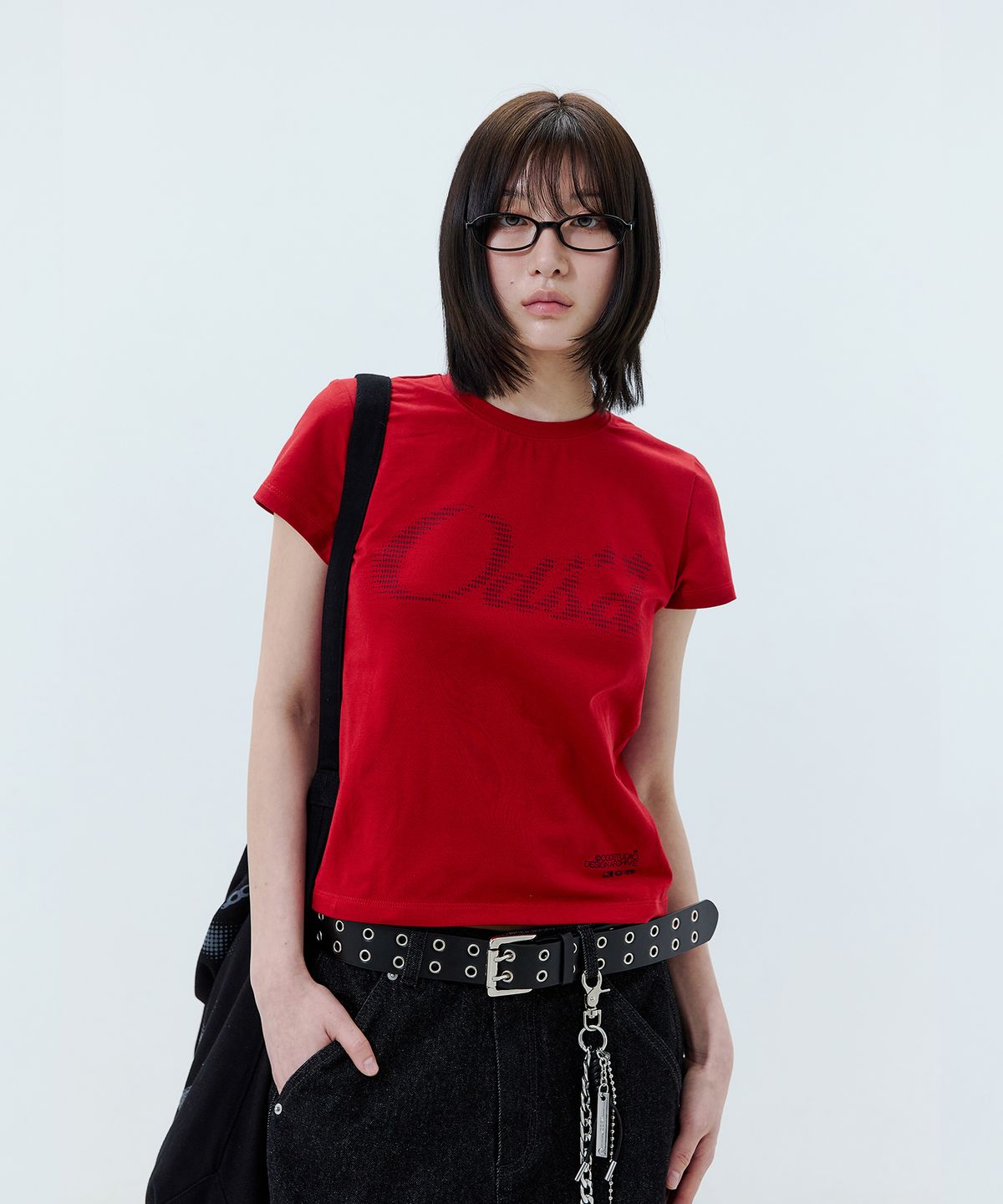 오드스튜디오(ODDSTUDIO) Odsd 아스키 캡소매 티셔츠 - MAROON RED