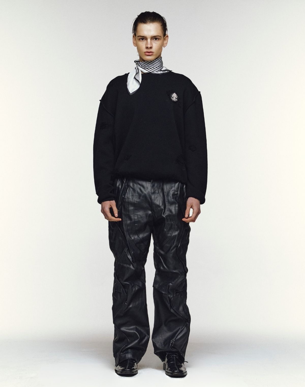 오디너리피플(ORDINARY PEOPLE) RE : HANDMADE CREST DISTRESSED ROUND KNIT [BLACK]
