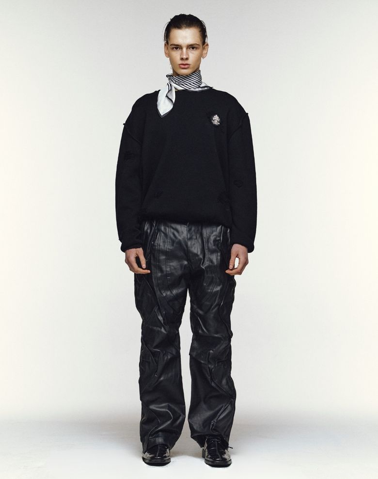 RE : HANDMADE CREST DISTRESSED ROUND KNIT [BLACK]