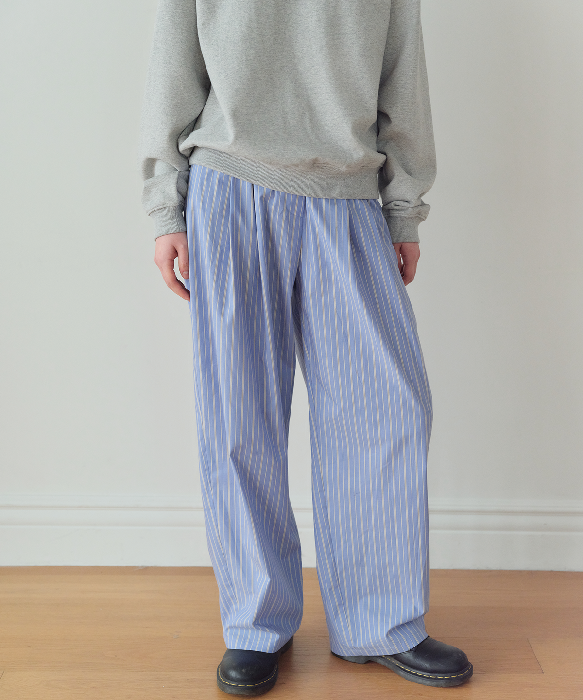 홈바디띵즈(HOMEBODY THINGS) Stripe Pin-Tuck Pants (SKY BLUE)