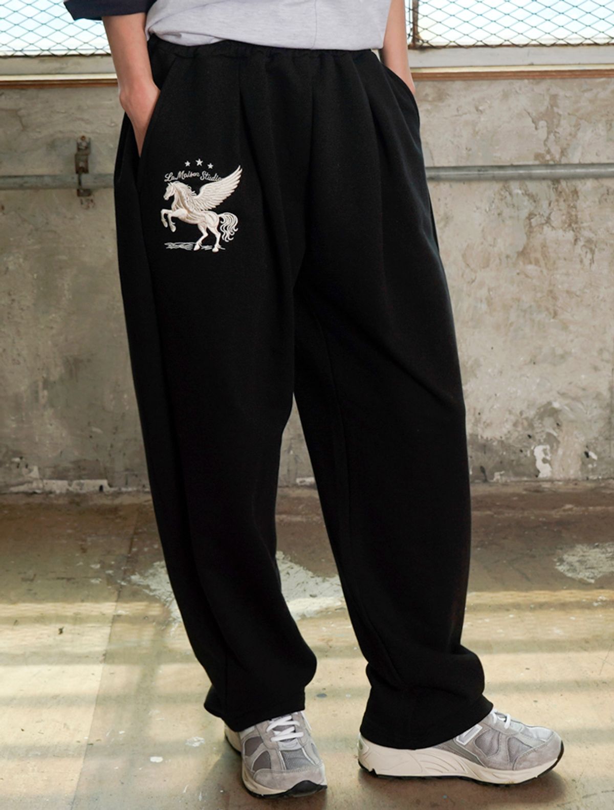 라 메종 스튜디오(LA MAISON STUDIO) PEGASUS ONE TUCK CURVED SWEAT PANTS BLACK(FCG1PT690M)