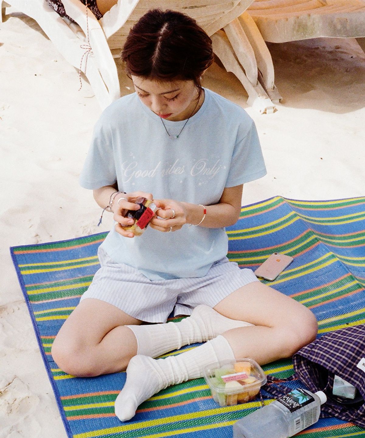 홀리데이비지터(HOLIDAYVISITOR) 굿 바이브 온니 티셔츠 - 스카이