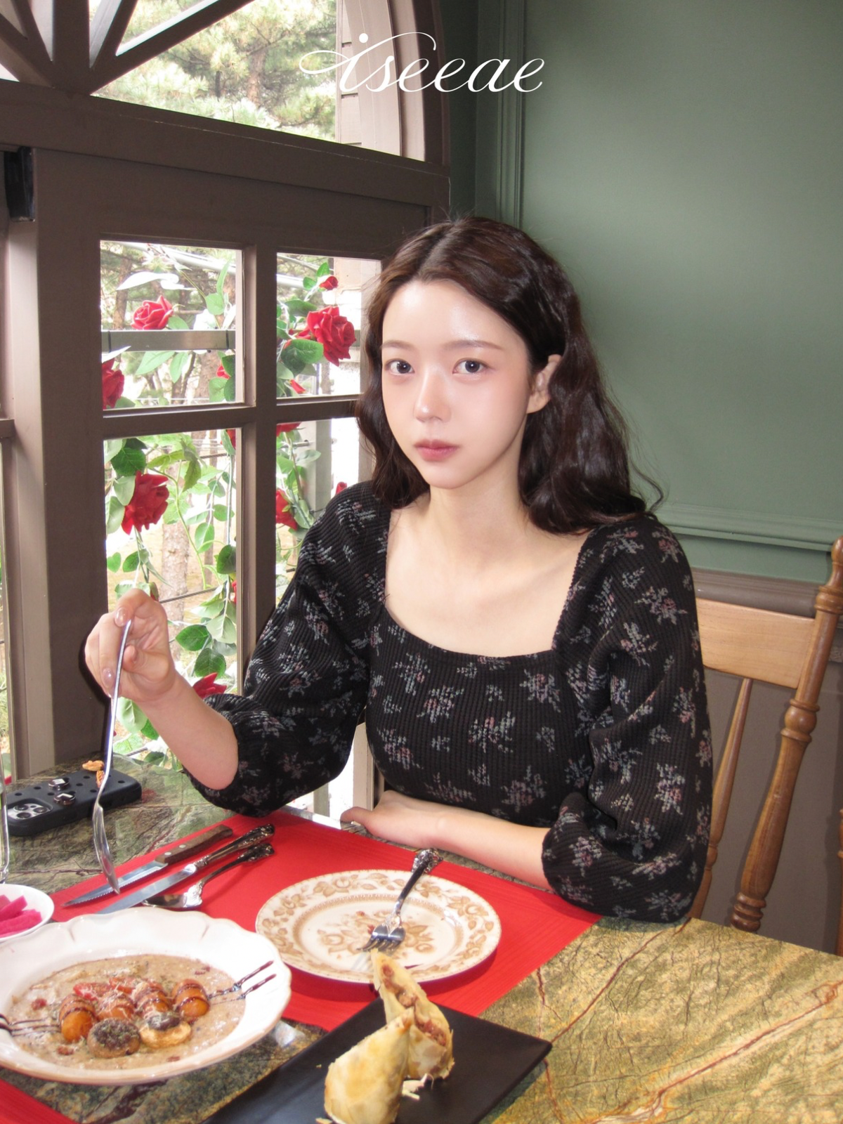아이씨에(ISEEAE) Floral Balloon 2-Way Blouse (Black)