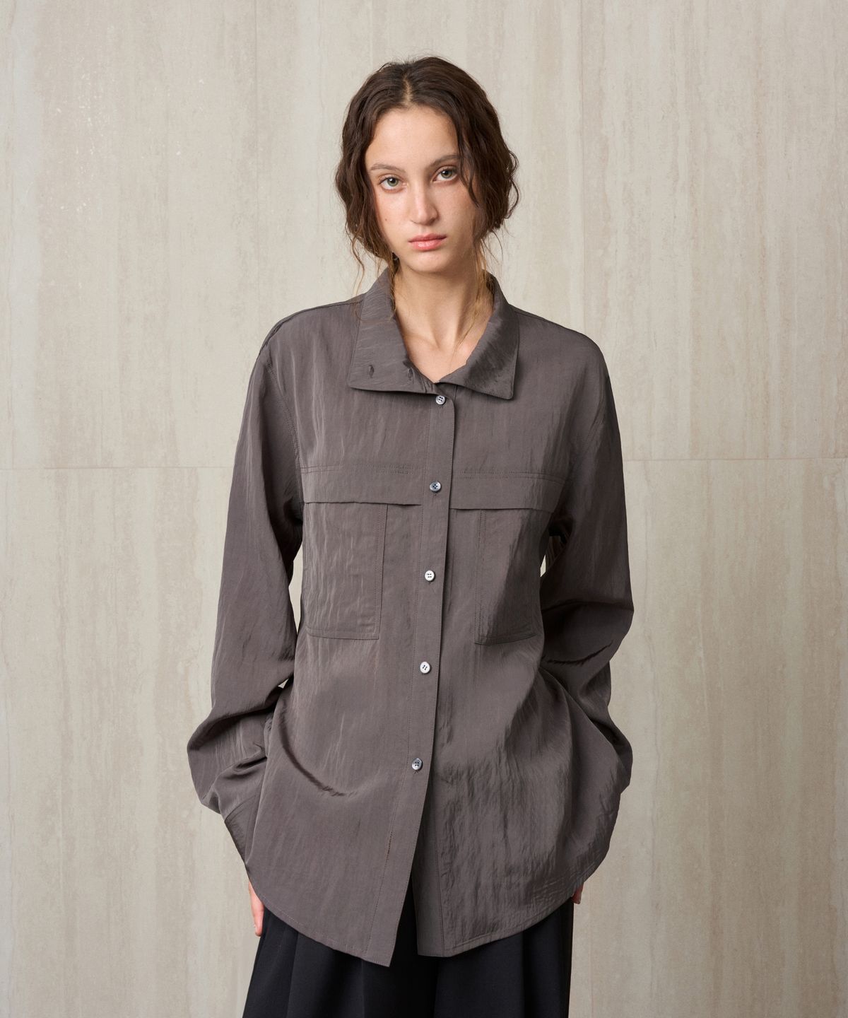 리이(RE RHEE) HIGH NECK BELTED SHIRT CHARCOAL