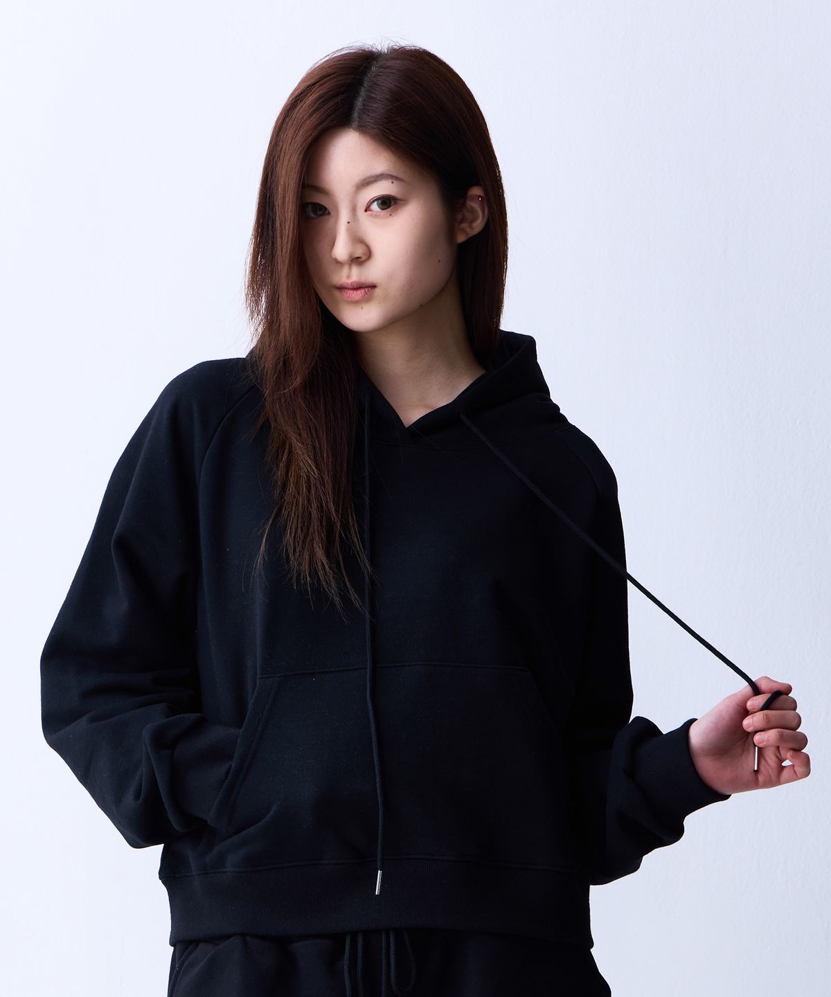 크러쉬 스타일(CRUSHST) 슬림라인 크롭 스웻 나그랑 후디 블랙