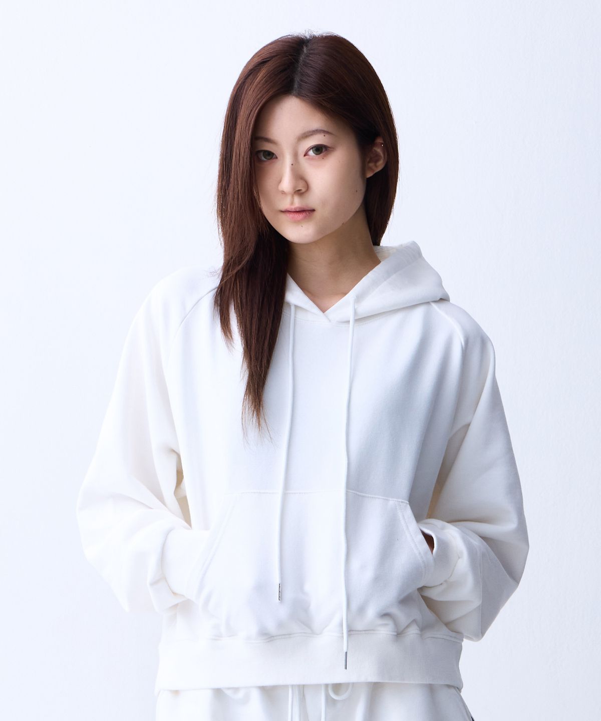 크러쉬 스타일(CRUSHST) 슬림라인 크롭 스웻 나그랑 후디 화이트