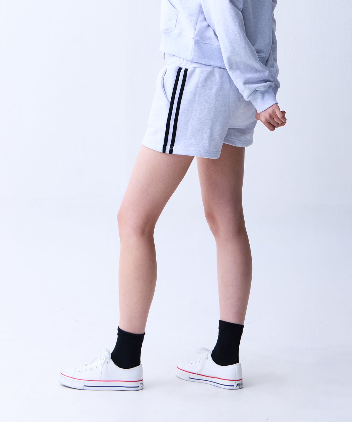 크러쉬 스타일(CRUSHST) 슬림 스트라이프 스웻 쇼츠 멜란지화이트