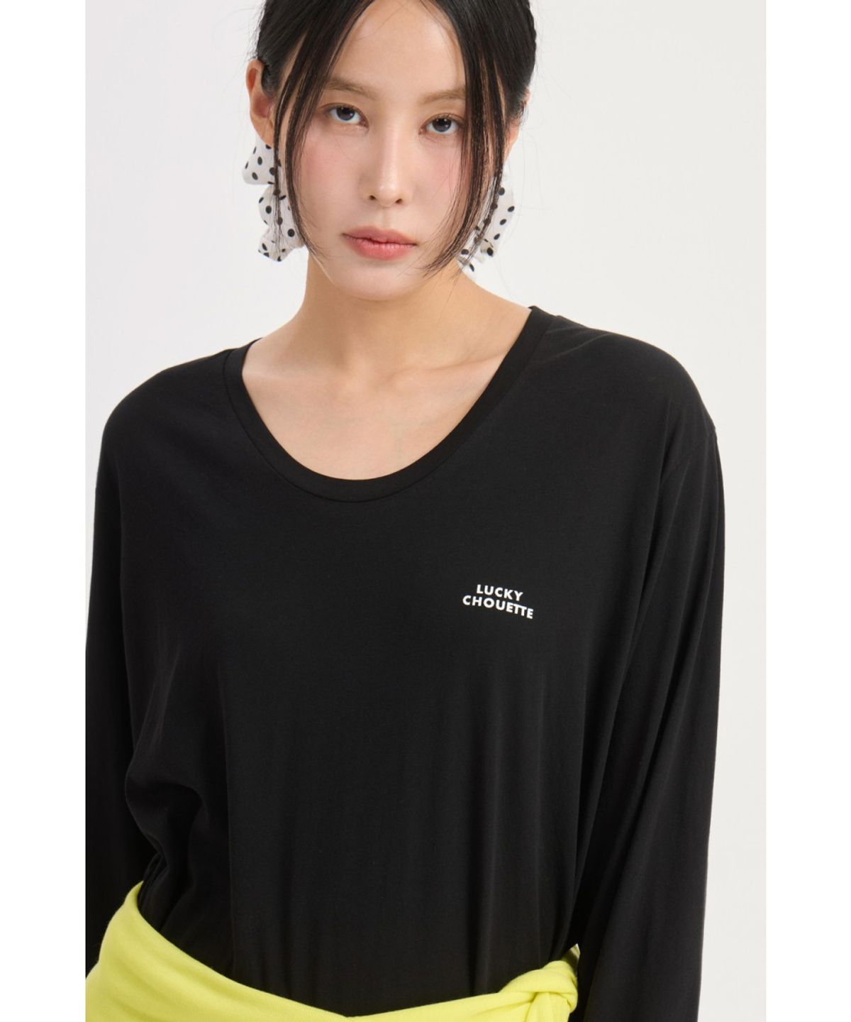 럭키슈에뜨(LUCKY CHOUETTE) U Neck Loose Fit Long Sleeve T-shirt (black) LFTAX25465BKX