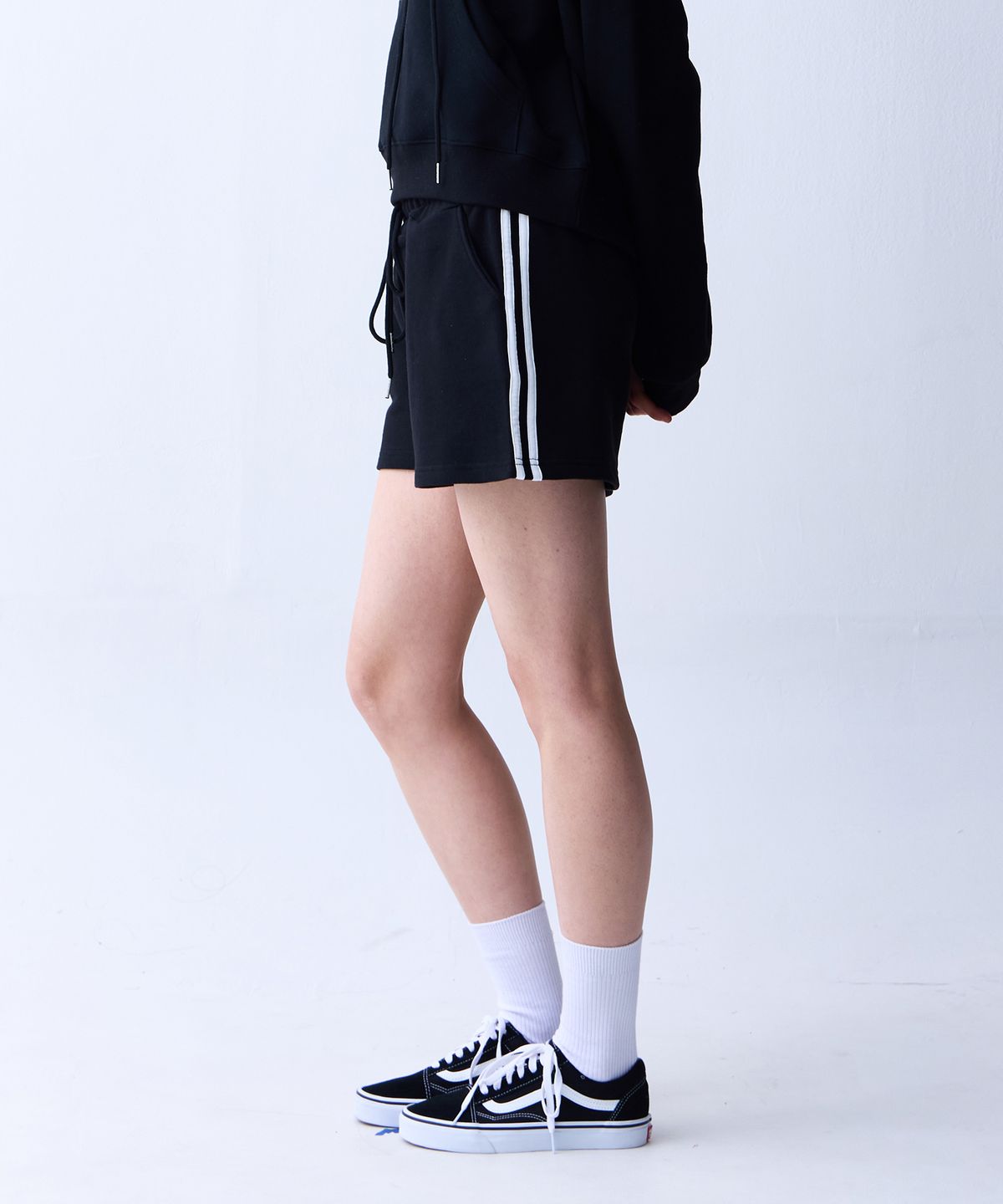 크러쉬 스타일(CRUSHST) 슬림 스트라이프 스웻 쇼츠 블랙