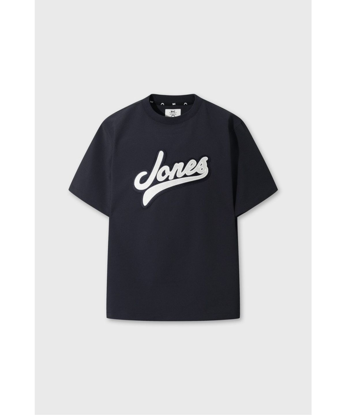 왁(WAAC) [WAAC X JONES] Men s Curved Logo Seersucker Pullover WMTCM26471NYD