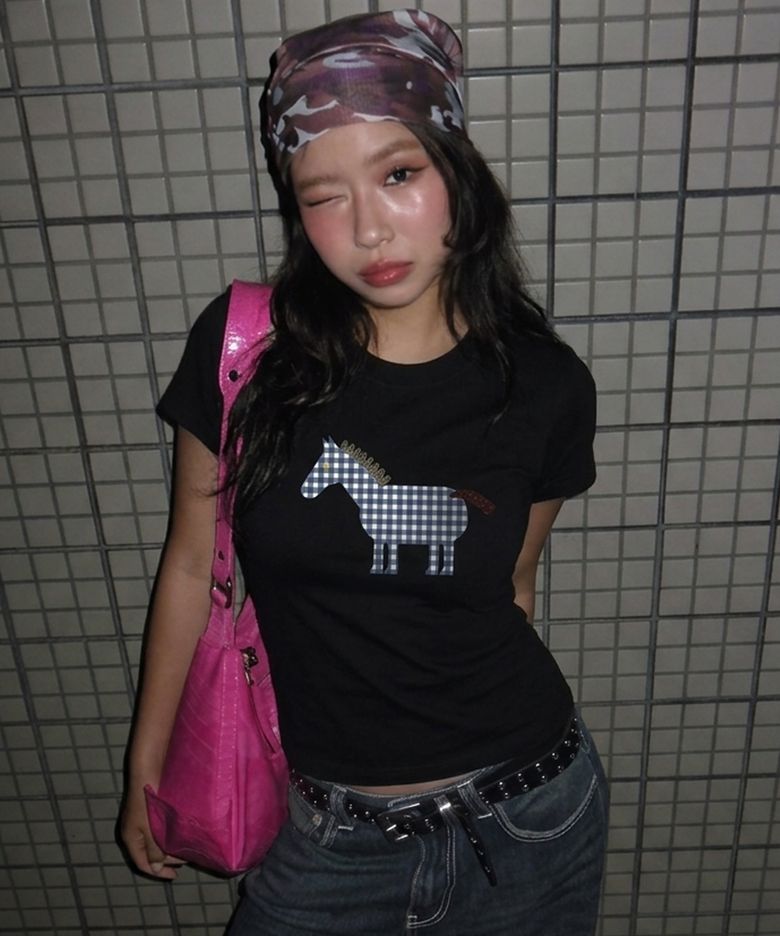 [UNISEX]PAPER PONY 슬림 반팔티_BLACK