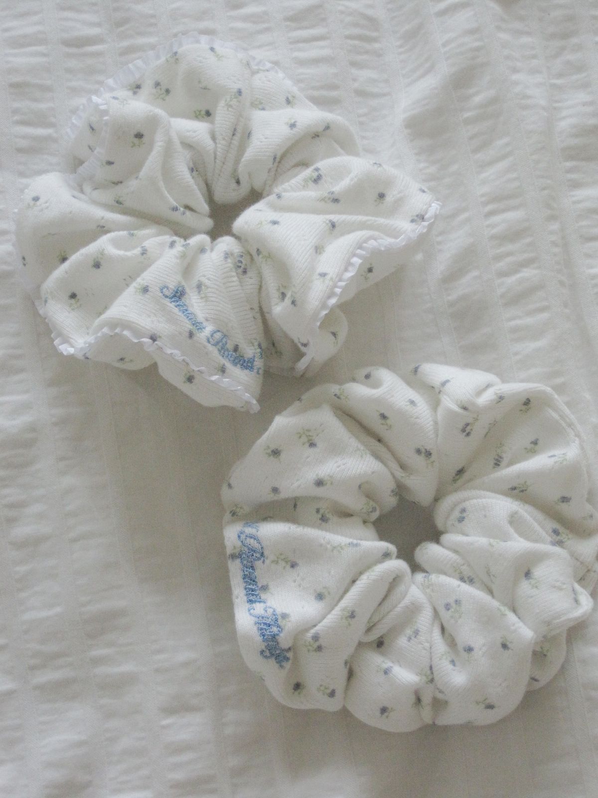 둥그런(DUNGEUREON) Phoebe Scrunchie (White, 2 Type)