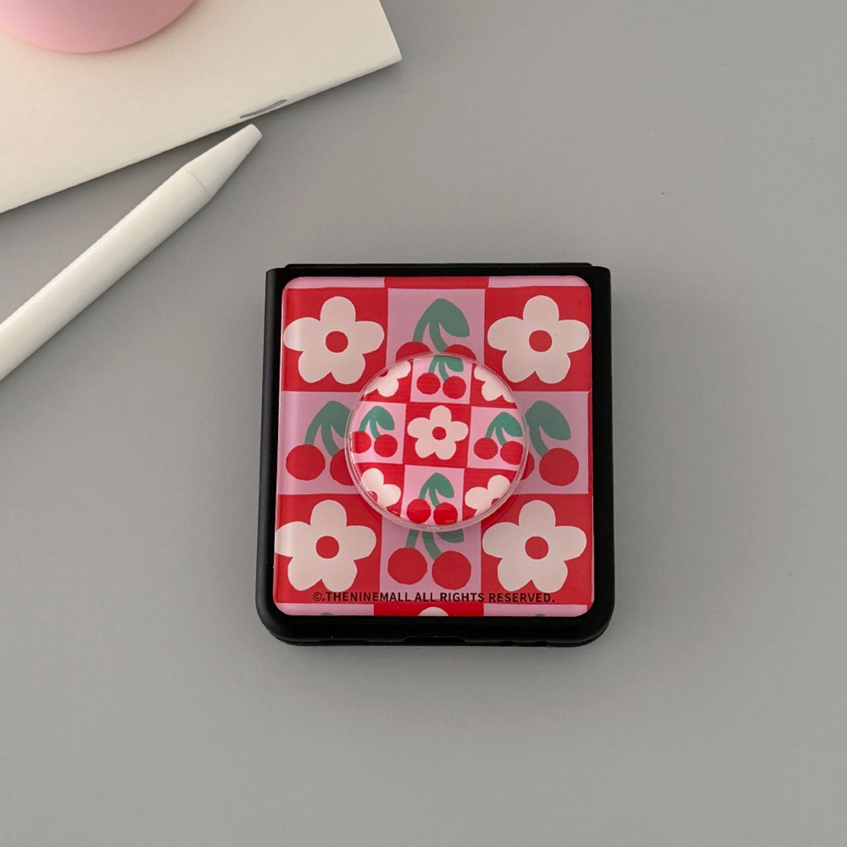 더나인몰(THE NINEMALL) cherry flower checkerboard Z플립 블랙 에폭시 범퍼케이스