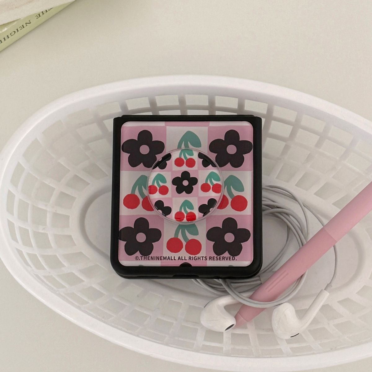 더나인몰(THE NINEMALL) cherry flower checkerboard Z플립 블랙 맥세이프 범퍼케이스