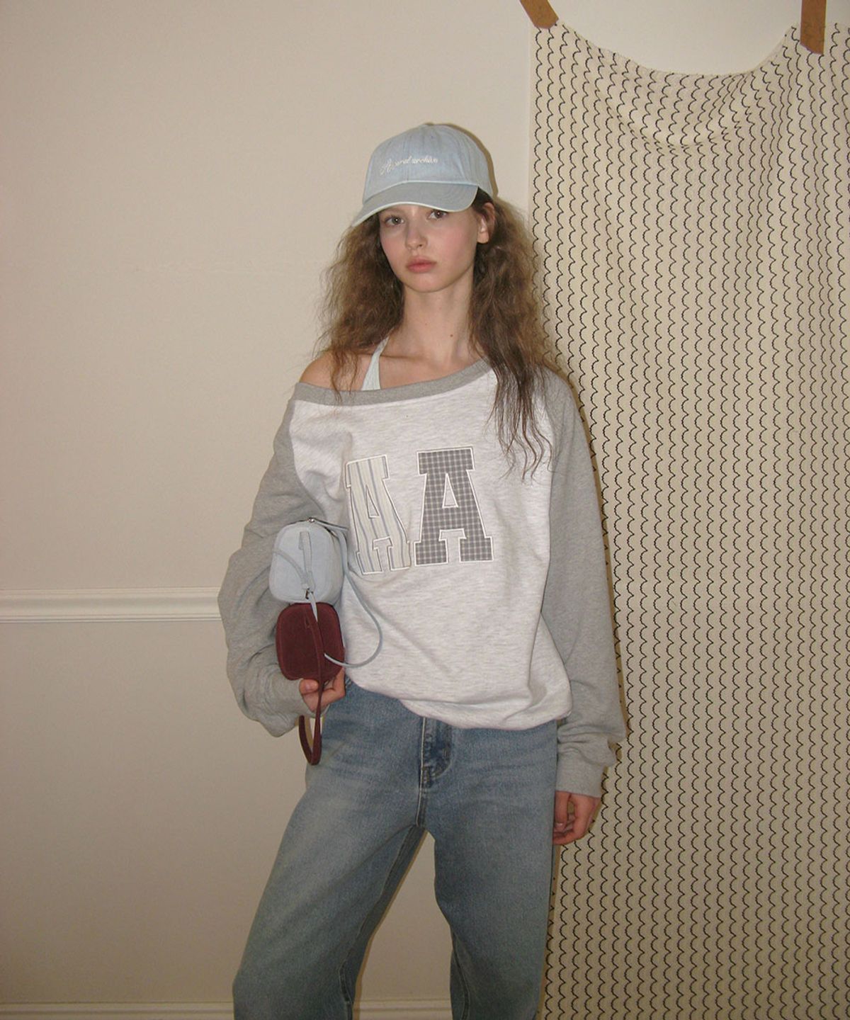 어패럴아카이브(APPAREL ARCHIVE) Fly patch off-shoulder sweatshirt - Gray